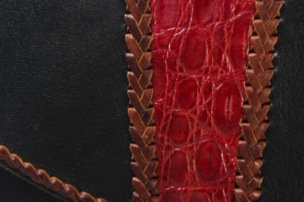 CARTERA RECTANGULAR CON CINTA ROJA - Imagen 2
