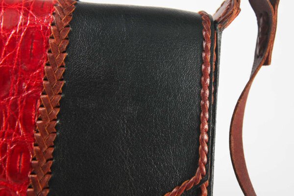 CARTERA RECTANGULAR CON CINTA ROJA - Imagen 3