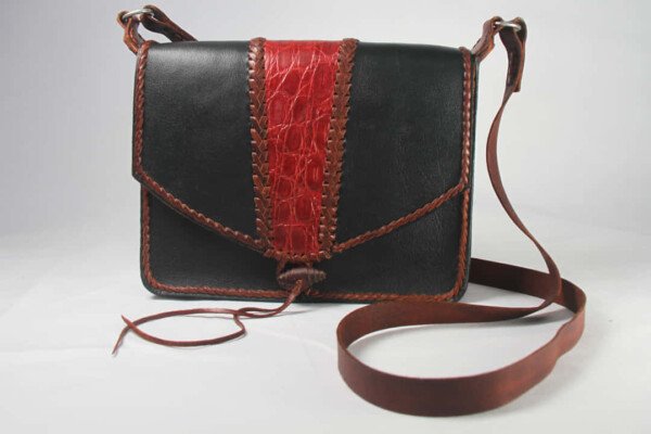 CARTERA RECTANGULAR CON CINTA ROJA