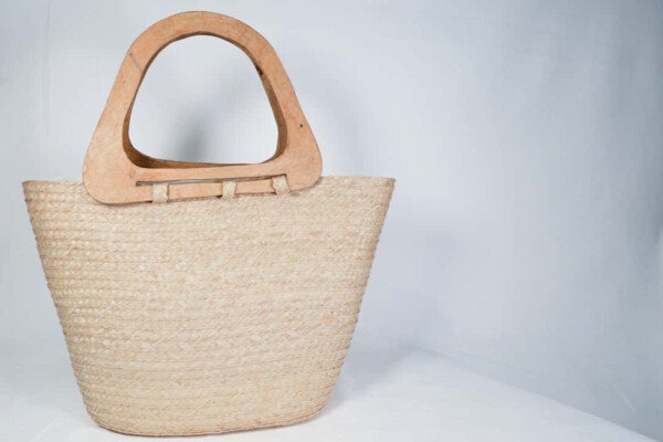 CARTERA CON ASA DE MADERA