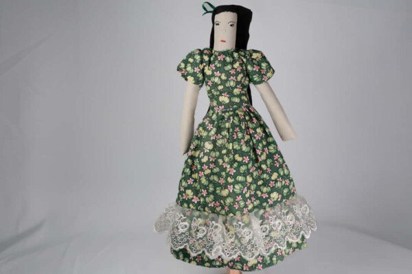 MUÑECA DE VESTIDO VERDE