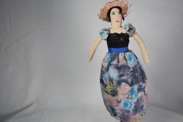 MUÑECA VESTIDO AZUL CON SOMBRERO