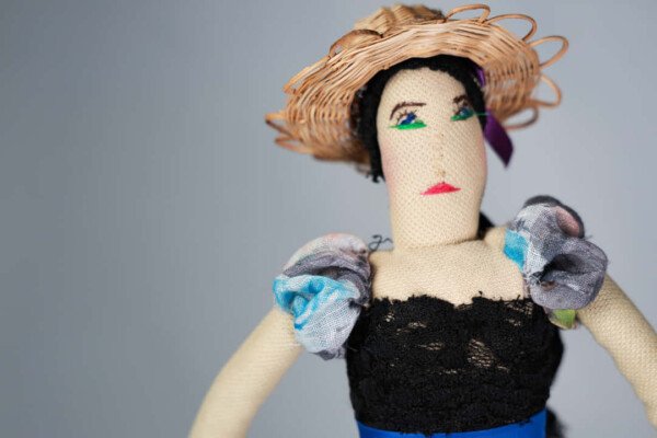 MUÑECA VESTIDO AZUL CON SOMBRERO - Imagen 3