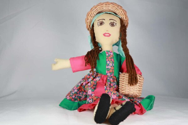 MUÑECA CON FLORES Y CESTAS