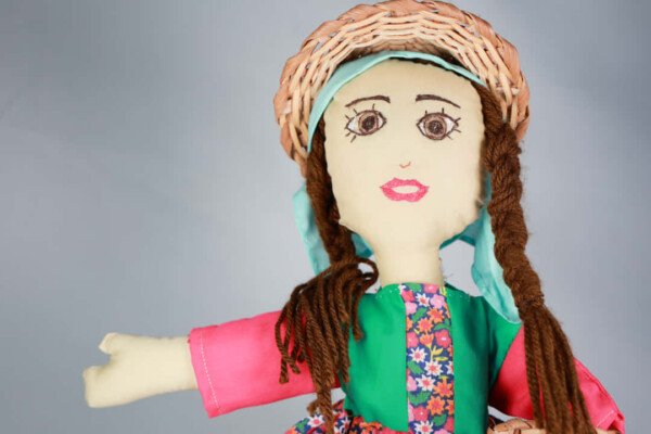 MUÑECA CON FLORES Y CESTAS - Imagen 2