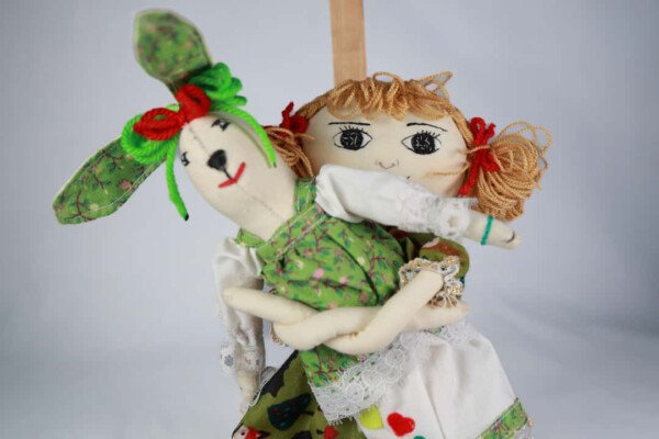 MUÑECA CON MASCOTA